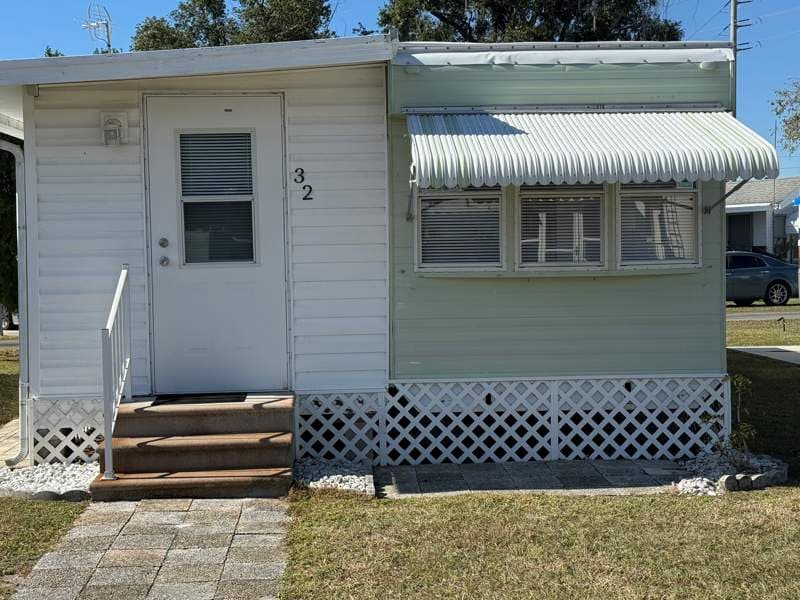 Manufactured home in Zephryhills, FL 33541