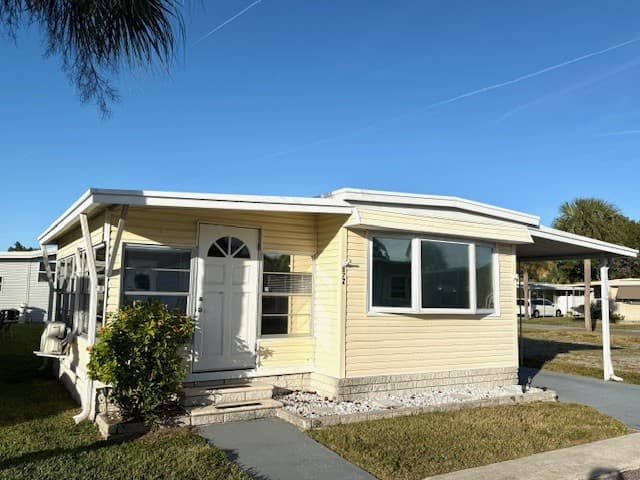 Manufactured home in Largo, FL 33771