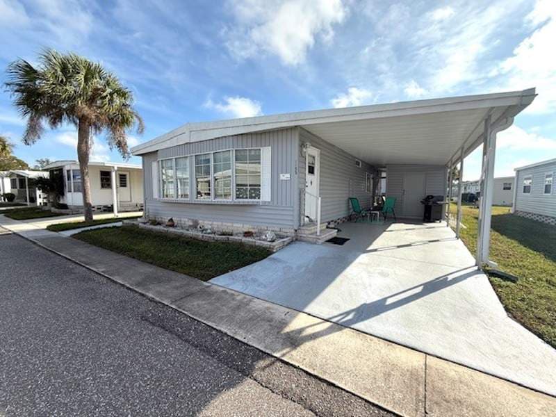 Manufactured home in Largo, FL 33771