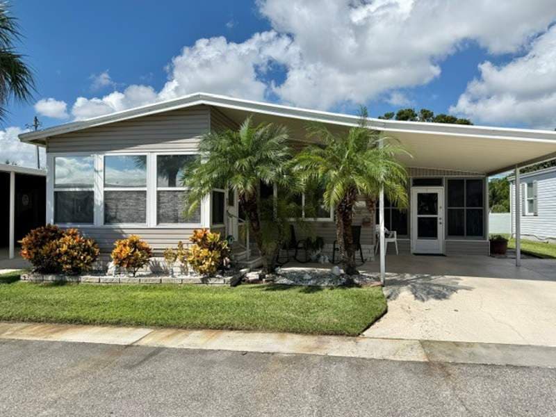 Manufactured home in Largo, FL 33771