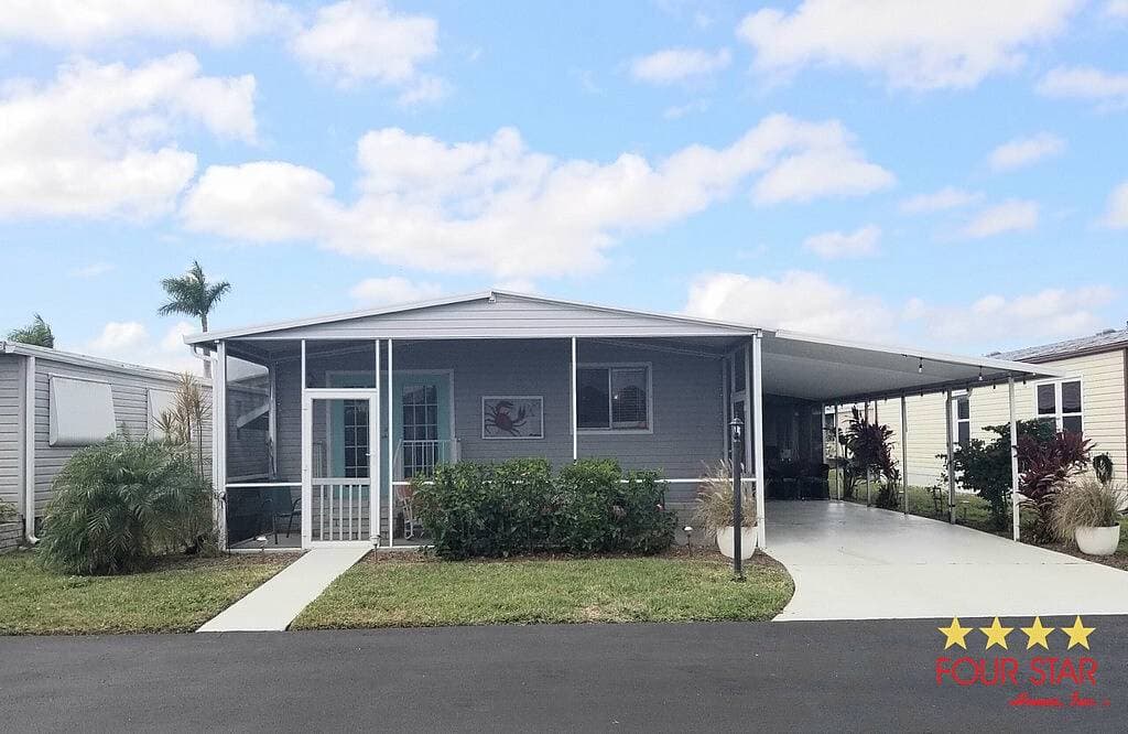 Manufactured home in Palmetto, FL 34221