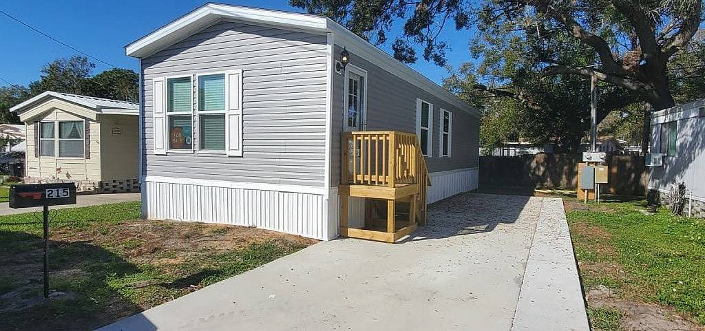 Manufactured home in Tampa, FL 33613