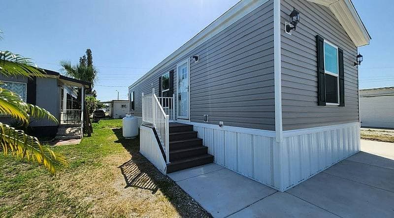 Manufactured home in Winter Haven, FL 33881