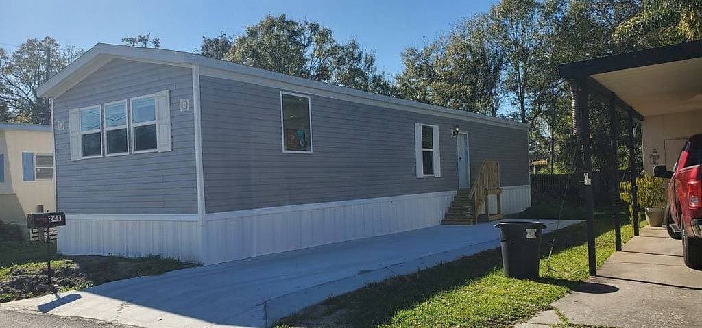 Manufactured home in Tampa, FL 33613