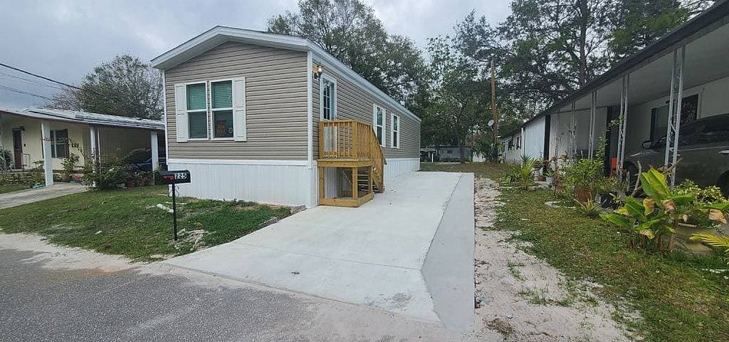 Manufactured home in Tampa, FL 33613