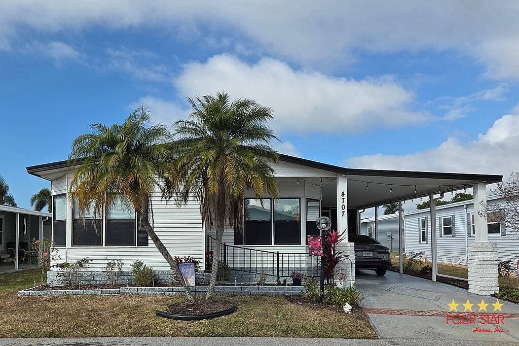 Manufactured home in Bradenton, FL 34203