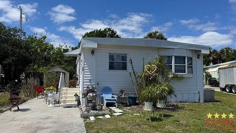 Manufactured home in Vero Beach, FL 32962