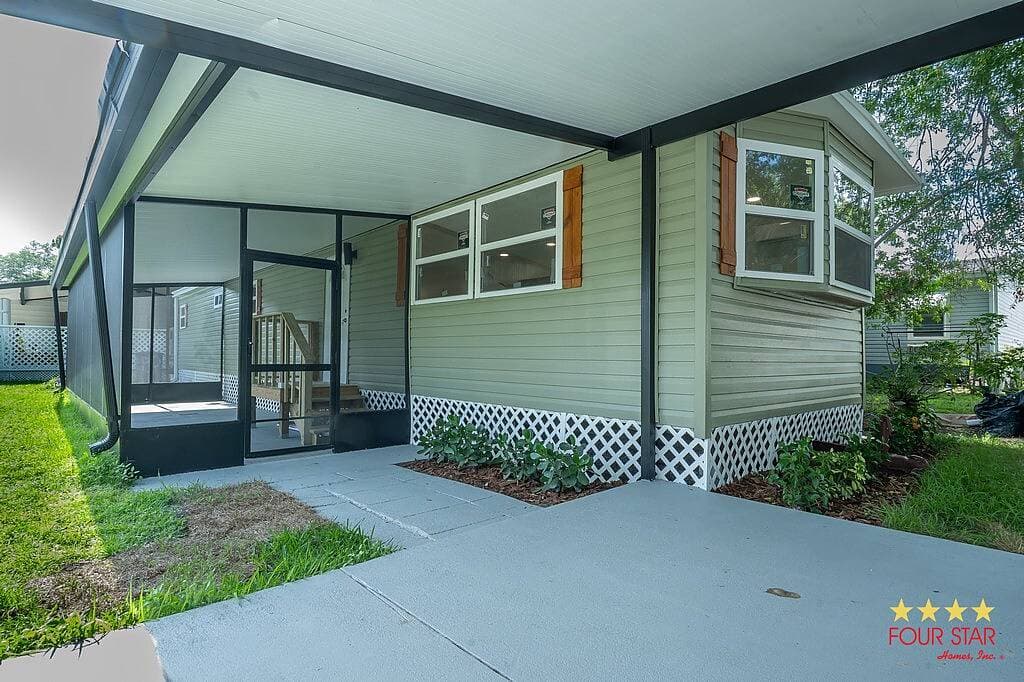 Manufactured home in Tampa, FL 33613