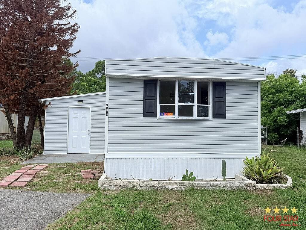 Manufactured home in Port Orange, FL 32127