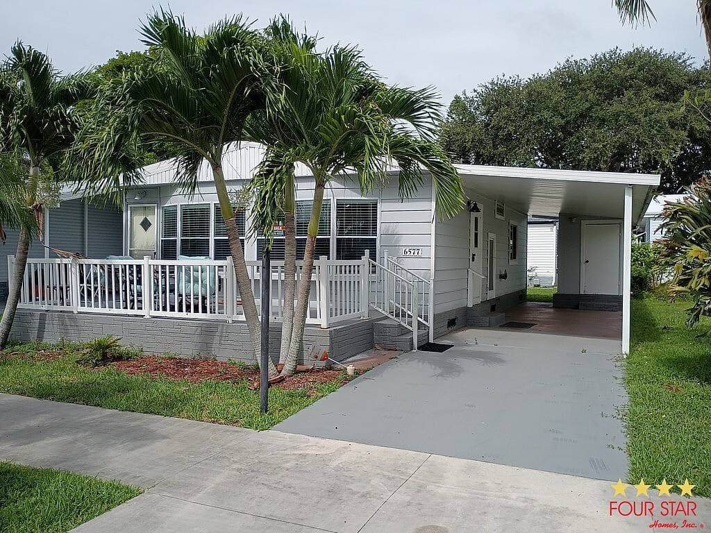 Manufactured home in Coconut Creek, FL 33073