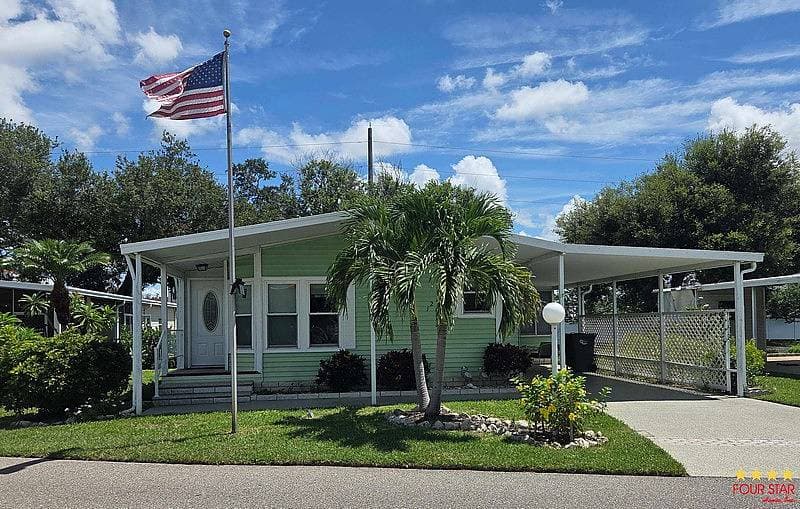 Manufactured home in Bradenton, FL 34203
