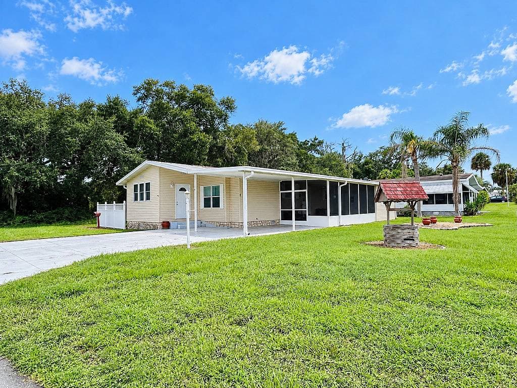 Manufactured home in Leesburg, FL 34748
