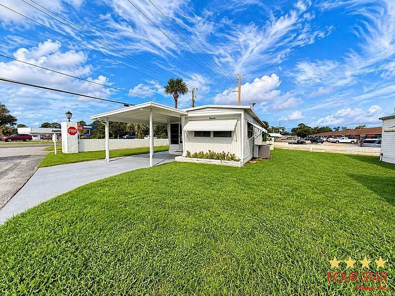 Manufactured home in Edgewater, FL 32141