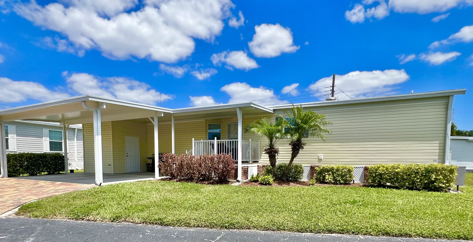 Manufactured home in Bradenton, FL 34207