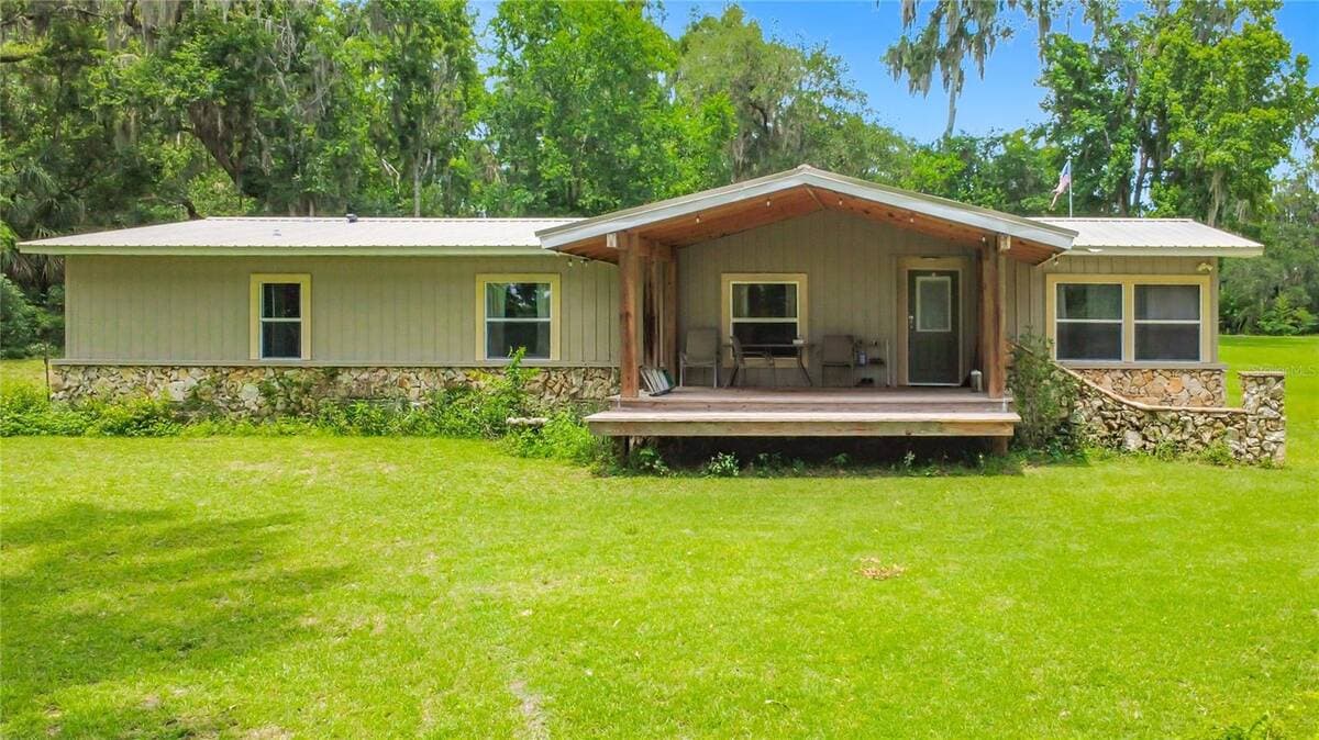 Manufactured home in Ocala, FL 34475