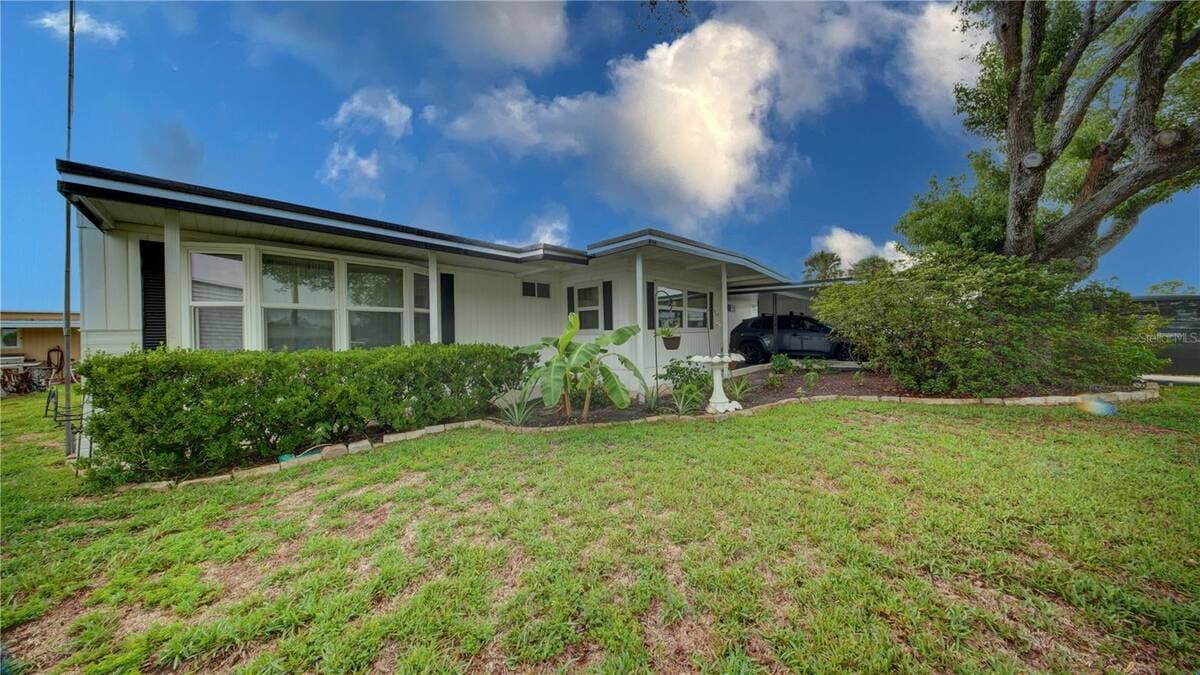 Manufactured home in Tavares, FL 32778