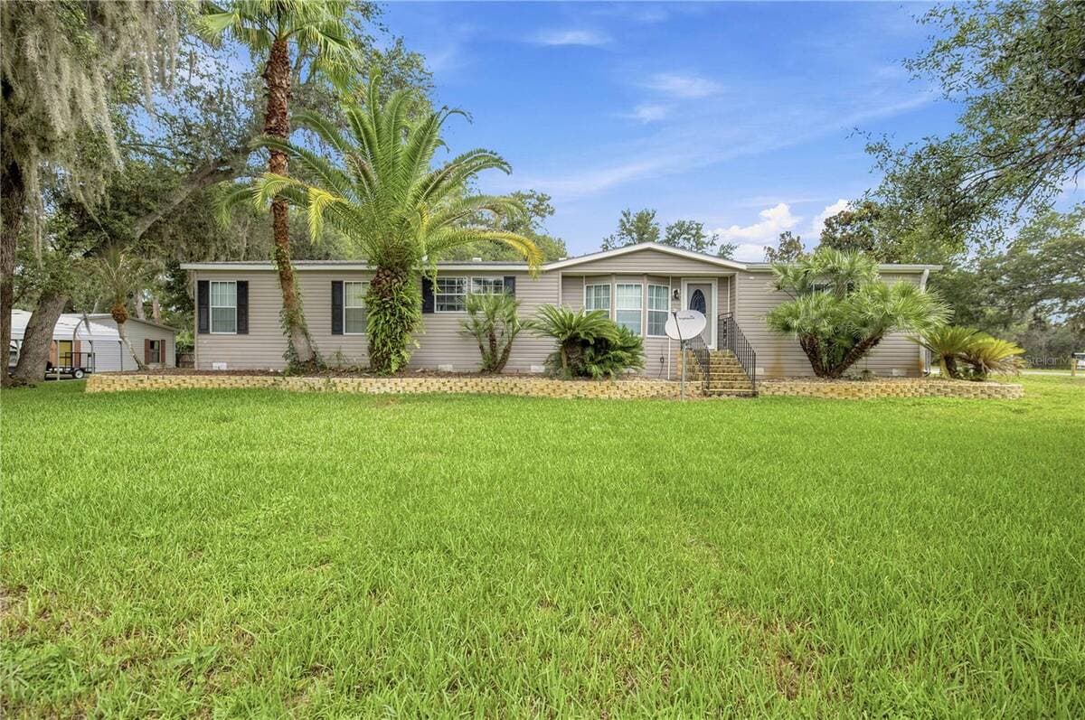 Manufactured home in Lady Lake, FL 32159