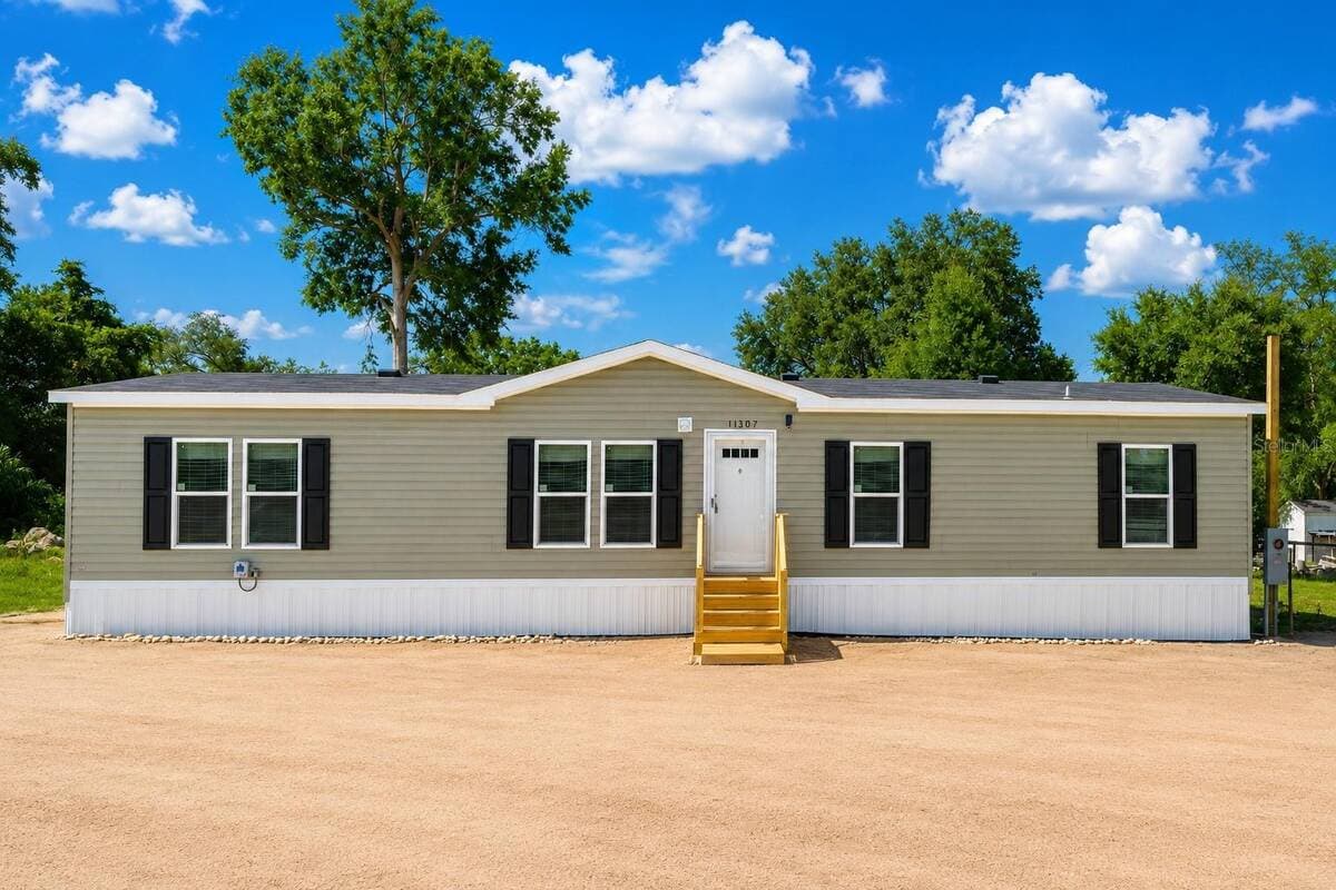 Manufactured home in Ocala, FL 34482