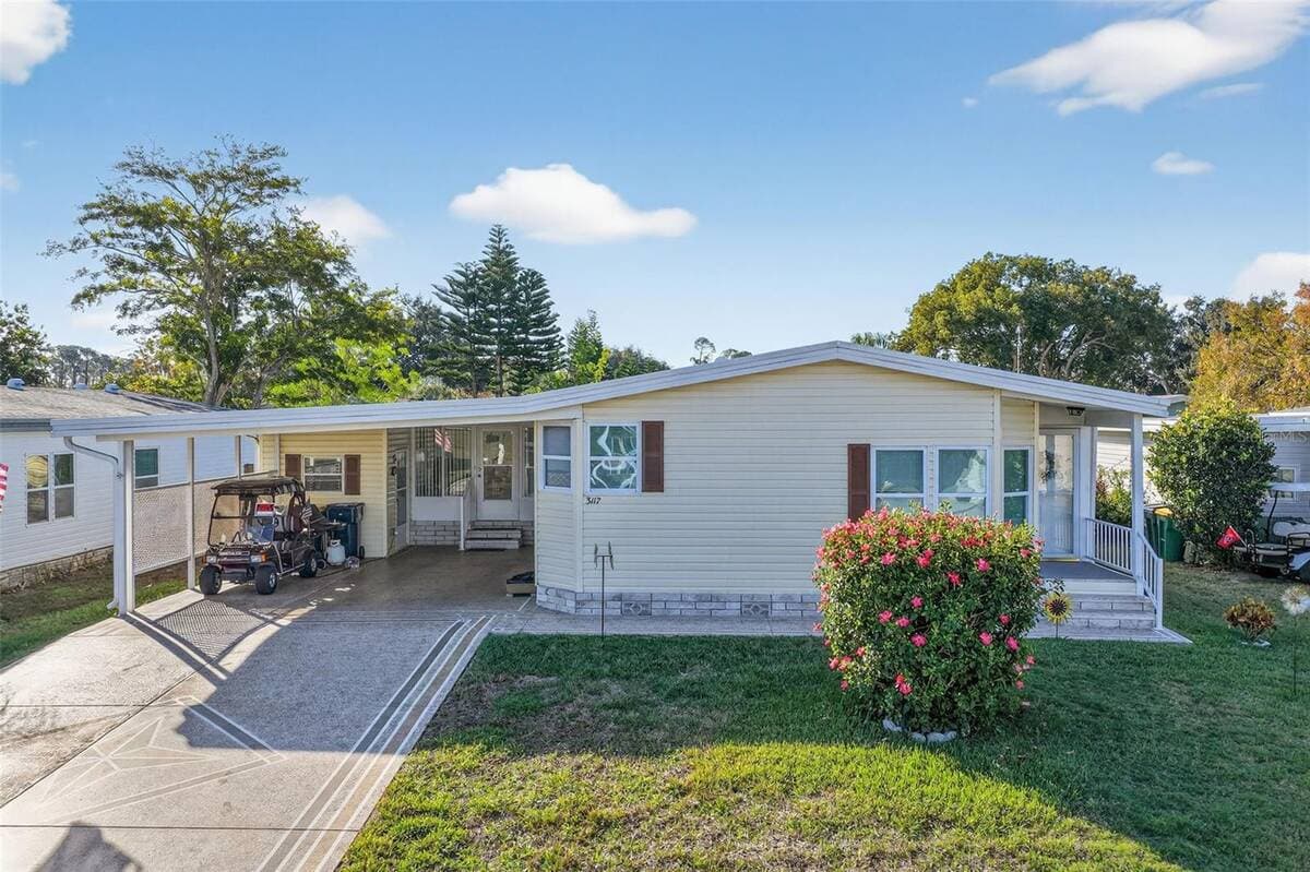 Manufactured home in Tavares, FL 32778